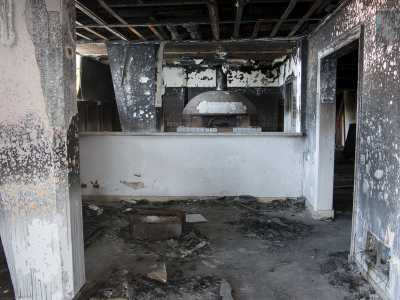 Ai lati del salone spiccano l'area della pizzeria, con il suo forno a legna...